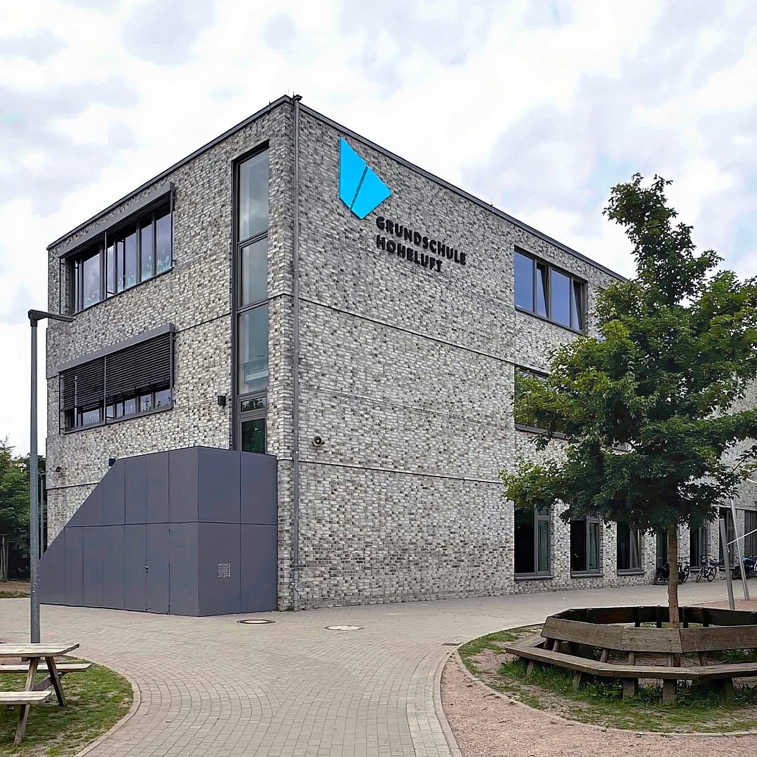 Grundschule-Hoheluft-Hamburg-SBH-Aussenwerbung-Logo-auf-der-Gebaeudefassade-1 Grundschule Hoheluft - Hamburg - SBH - Aussenwerbung - Logo auf der Gebaeudefassade