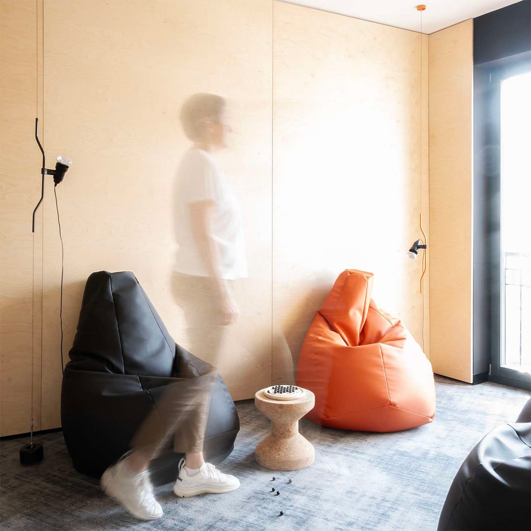 BEING BORN – Office Design für eightbit experts: Ein Moment im Pausenraum Ein flüchtiger Moment im Pausenraum von eightbit experts im Office Design von BEING BORN mit Zanotta Sitzsäcken, Multiplex-Wänden und Parentesi-Leuchte.