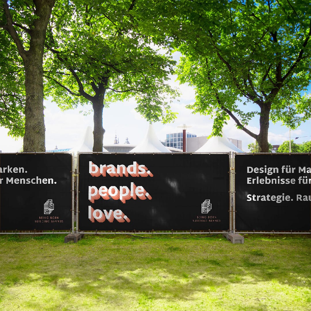 BEING BORN baut Marken – Brand Strategy, Brand Design, Retail Design, Office Design & Innenarchitektur Grafik auf einem Baustellenzaun mit dem Schriftzug „BEING BORN baut Marken“ – visuelle Darstellung der Dienstleistungsbereiche Brand Strategy, Brand Design, Retail Design, Office Design und Innenarchitektur.