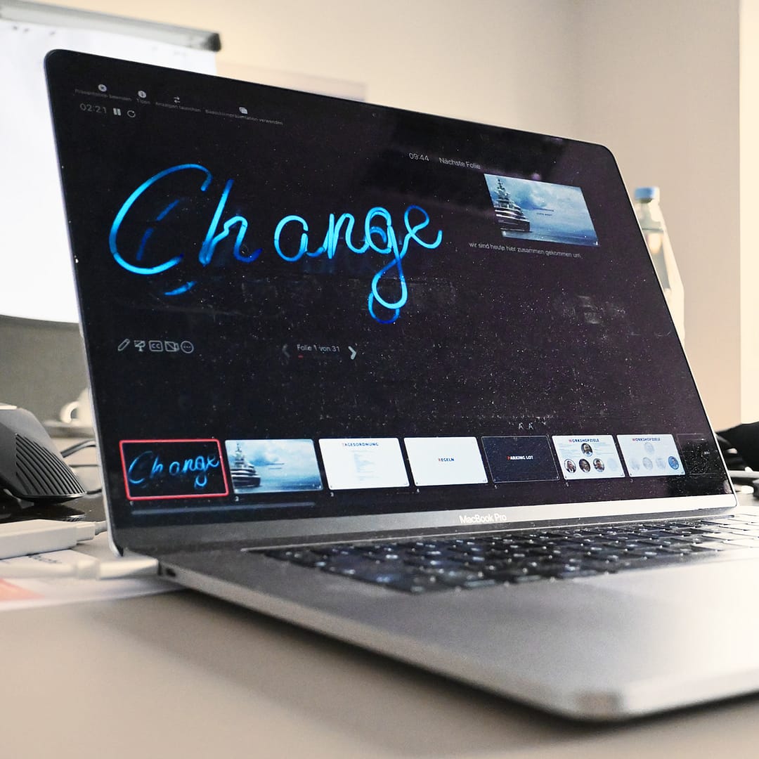 BEING BORN – Core Services im Fokus: Positive Change durch Strategie, Corporate Design & Innenarchitektur Markenworkshop von BEING BORN für Lloyd Werft. Der Präsentationstitel „Change“ symbolisiert unsere Core Services: Markenstrategie, Corporate Design, Exhibition Design, Showroom Design und Retail Design.