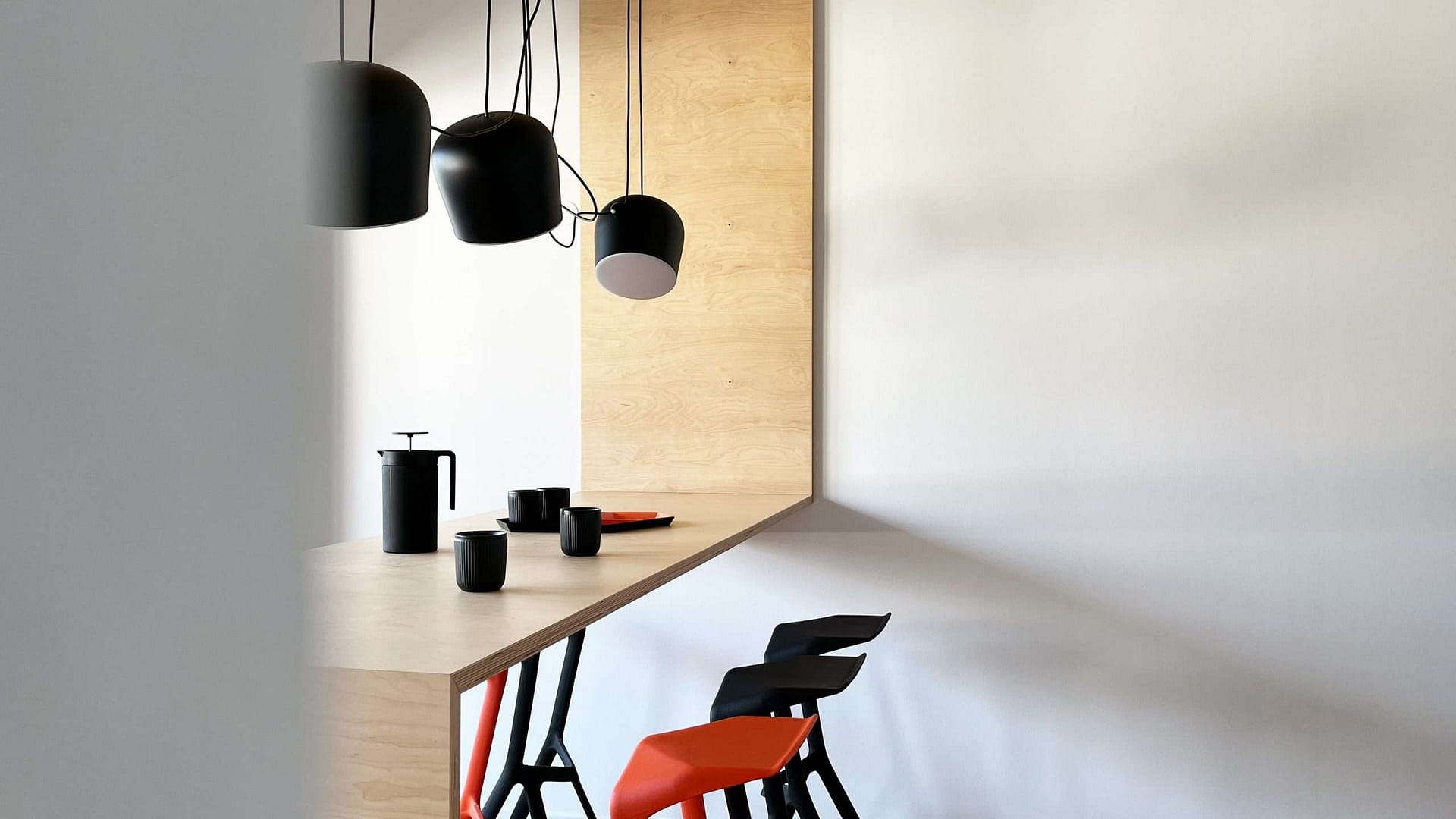 eightbit experts-Gestaltung Pausenraum-Auszeit für Mitarbeiter-Multiplex-Flos-Aim-Tisch ist Wand ist Decke-grosse Geste-IT-Experten und -Expertinen eightbit experts-Gestaltung Pausenraum-Auszeit für Mitarbeiter-Multiplex-Flos-Aim-Tisch ist Wand ist Decke-grosse Geste-IT-Experten und -Expertinen