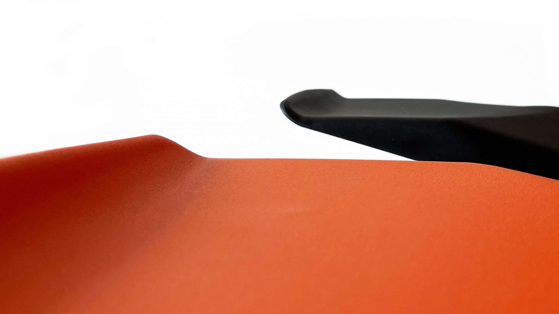 eightbit experts-Interior Design-Barhocker-Plank-Miura-kräftige Farbkombination-schwarzer und oranger Stehhocker-Digitalisierung im Fokus eightbit experts-Interior Design-Barhocker-Plank-Miura-kräftige Farbkombination-schwarzer und oranger Stehhocker-Digitalisierung im Fokus