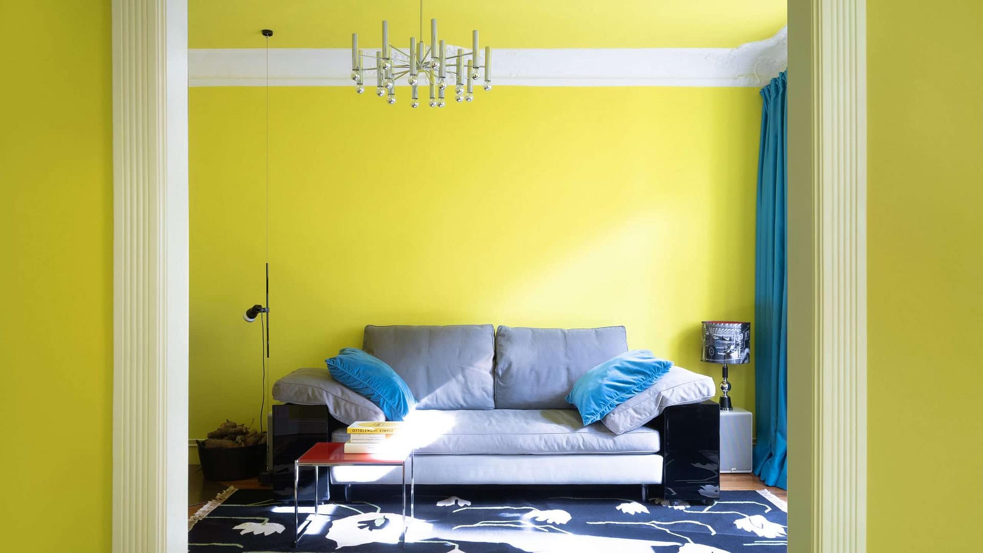 Altbauwohnung-Hamburg-Innenarchitektur-Eileen-Gray-Sofa-Lota-Gelbe-Waende-1