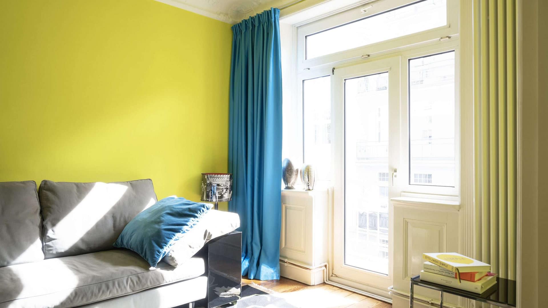 Altbauwohnung Hamburg - Wohnungsdesign - Sofa Lota, WMF Vase, Tischlampe Opel Aero, Türkisfarbene Vorhänge Altbauwohnung Hamburg - Wohnungsdesign - Sofa Lota, WMF Vase, Tischlampe Opel Aero, Türkisfarbene Vorhänge