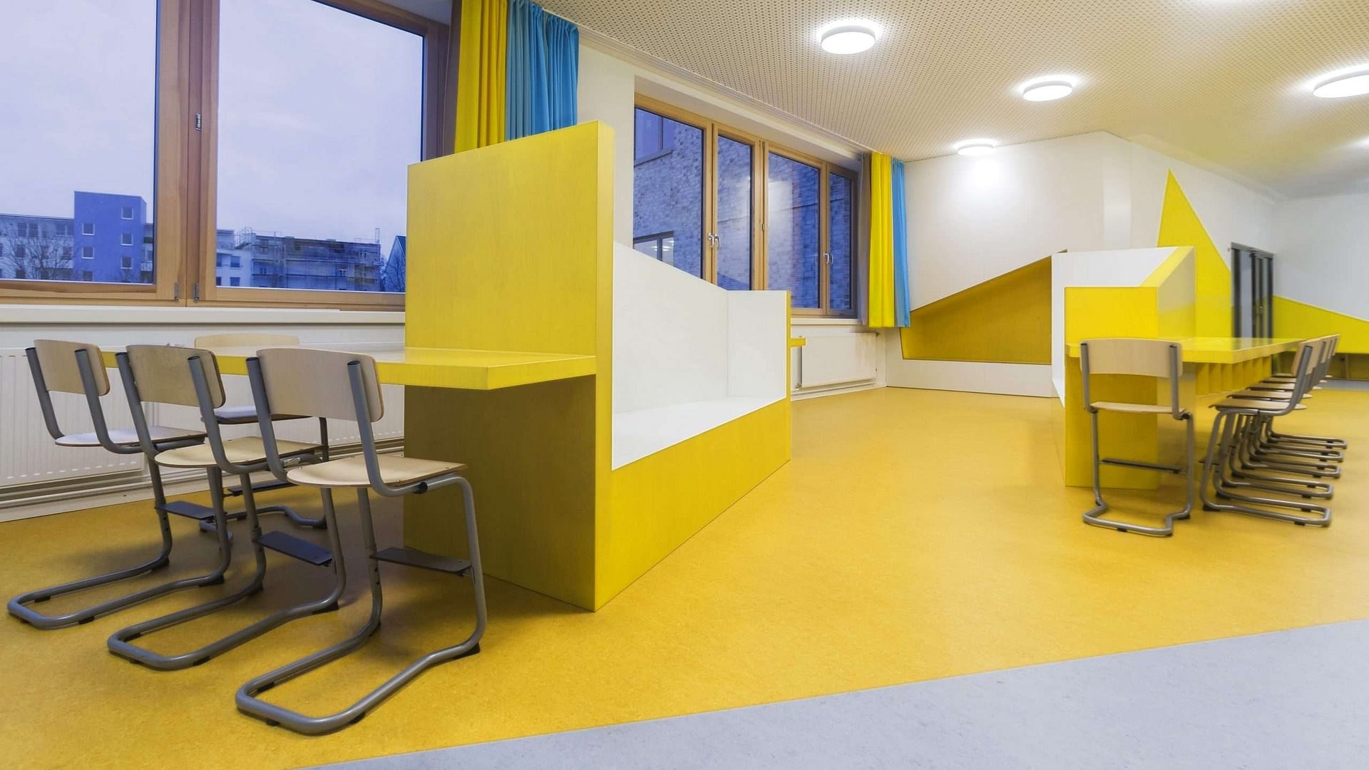 Primary School Hoheluft - Interior Design - School Design - Yellow Trapezoidal Shapes - Seating Area Cut Out in a Wall Primary School Hoheluft - Interior Design - School Design - Yellow Trapezoidal Shapes - Seating Area Cut Out in a Wall