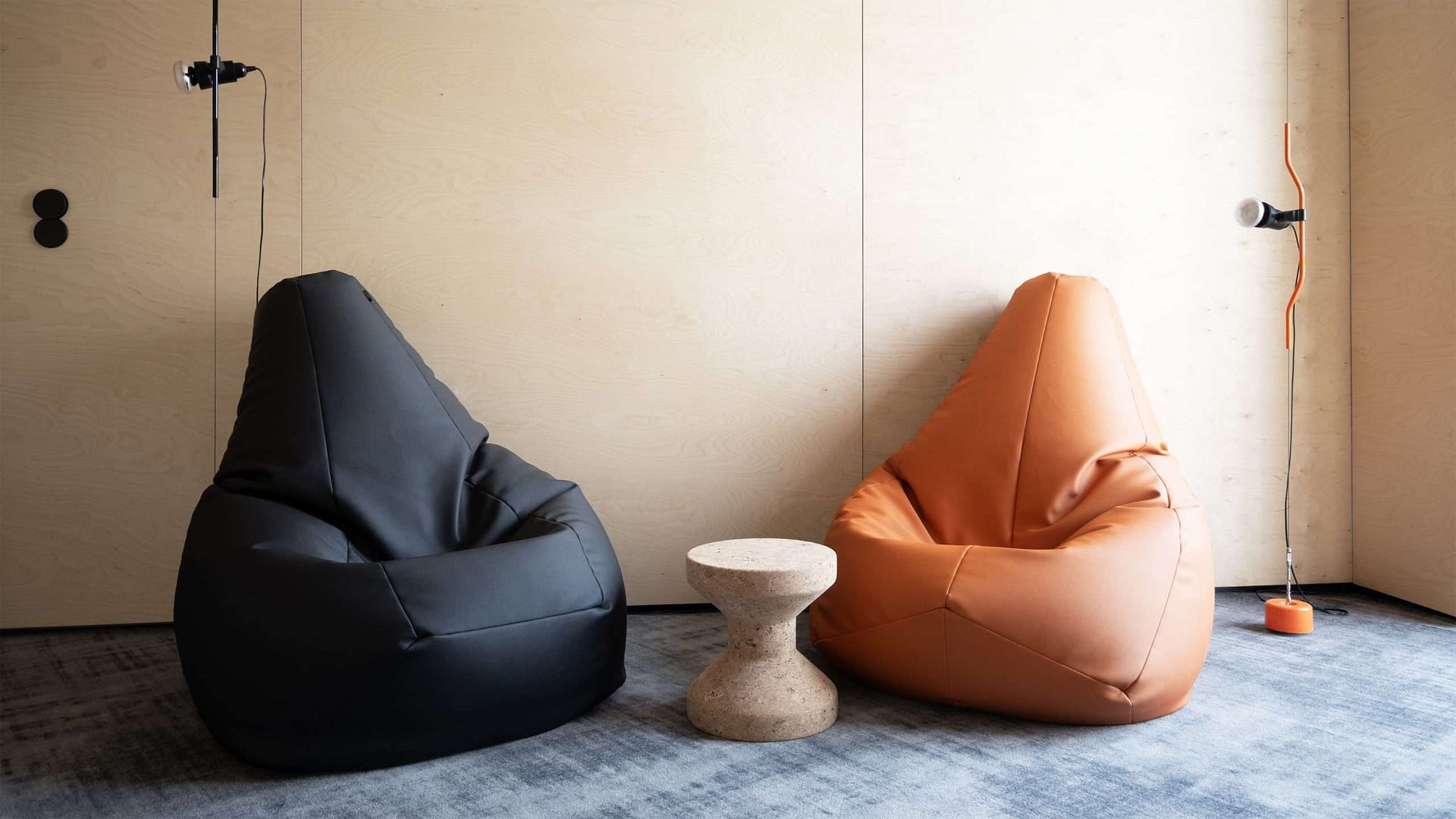 BEING BORN – Office Design für eightbit experts: Rückzugszone für informelle Gespräche Zanotta Sitzsäcke im Pausenraum von eightbit experts im Design von BEING BORN mit ikonischer Parentesi-Leuchte und Beistelltisch aus Kork.