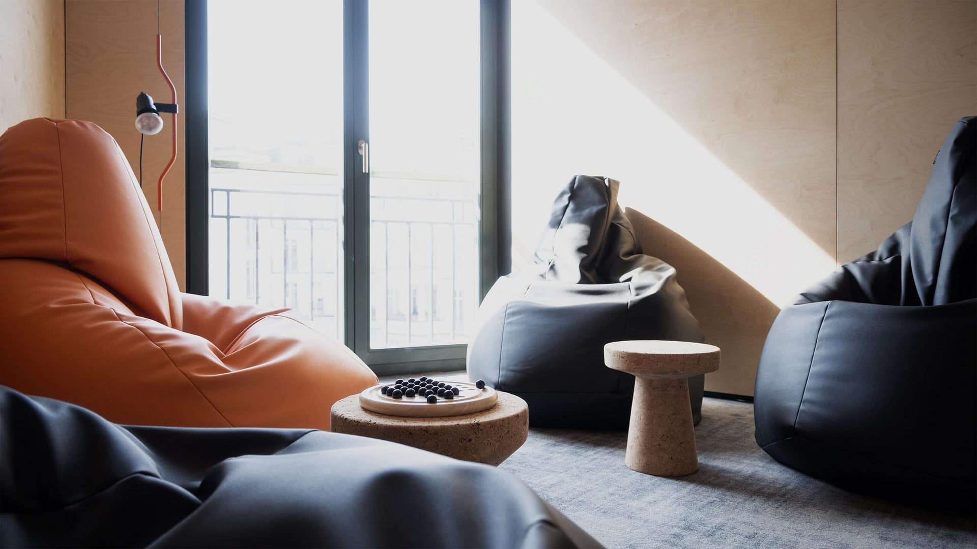 Chillout Room bei eightbit experts im Office Design von BEING BORN mit Zanotta Sitzsäcken, Multiplex-Wänden und Parentesi-Leuchte für Ruhe und Austausch.