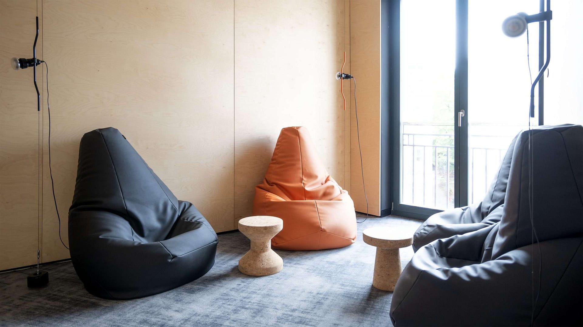 BEING BORN – Office Design für eightbit experts: Designklassiker im Pausenraum Zanotta Sacco-Sitzsäcke, Flos Parentesi-Leuchten und Vitra Cork-Hocker im Pausenraum der eightbit experts im Office Design von BEING BORN.