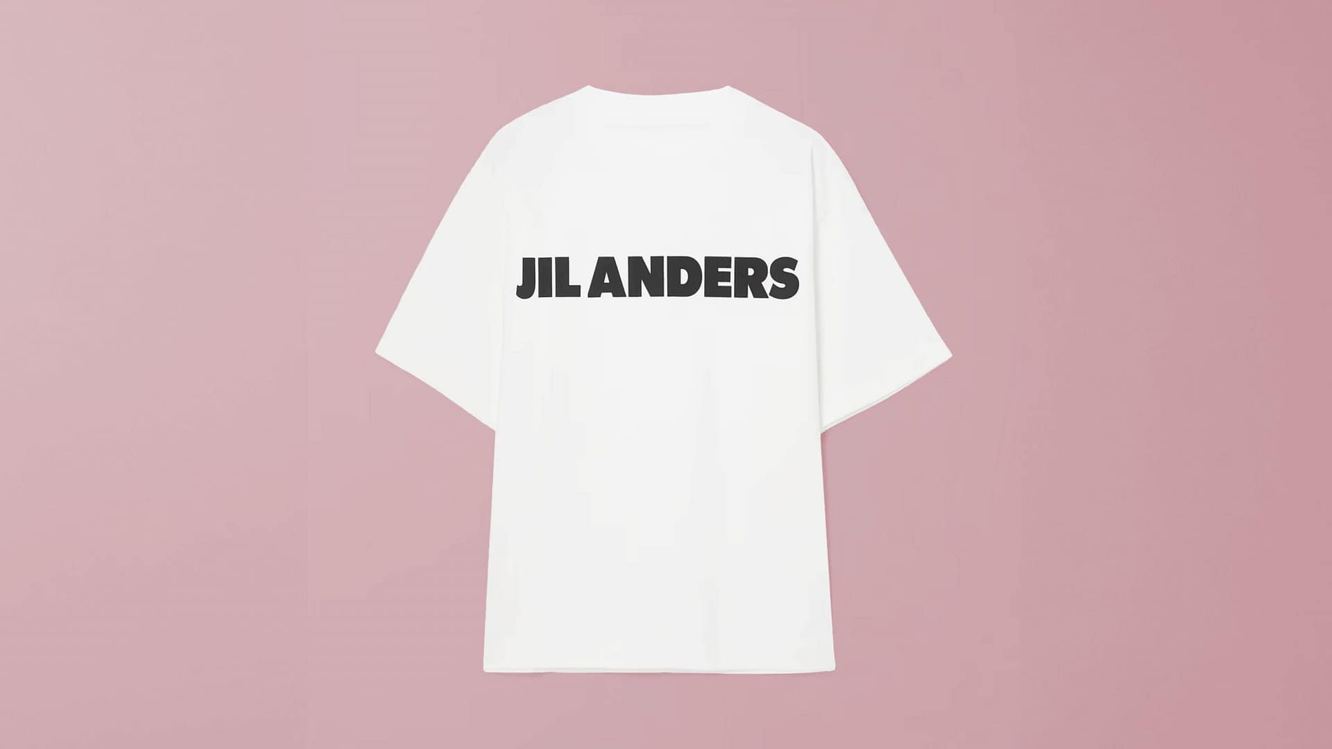 JIL ANDERS – ein weißes T-Shirt mit versetztem Buchstaben als künstlerischer Eingriff in eine etablierte Wortmarke, Kommentar zur Modeindustrie und Markenkultur.
