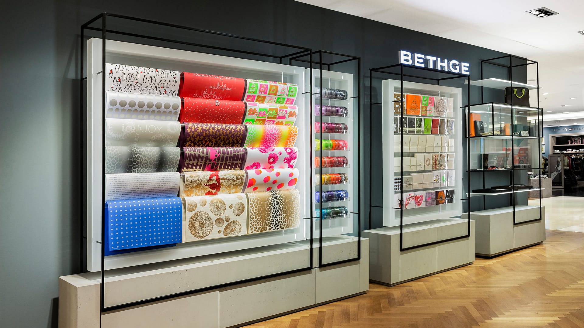 BEING BORN – Bethge im Alsterhaus: Schlichtes, modulares Retail Design für klare Produktpräsentation Bethge Shop-in-Shop im Alsterhaus Hamburg. Schlichtes, modulares Retail Design mit Vitrinen und Regalen.