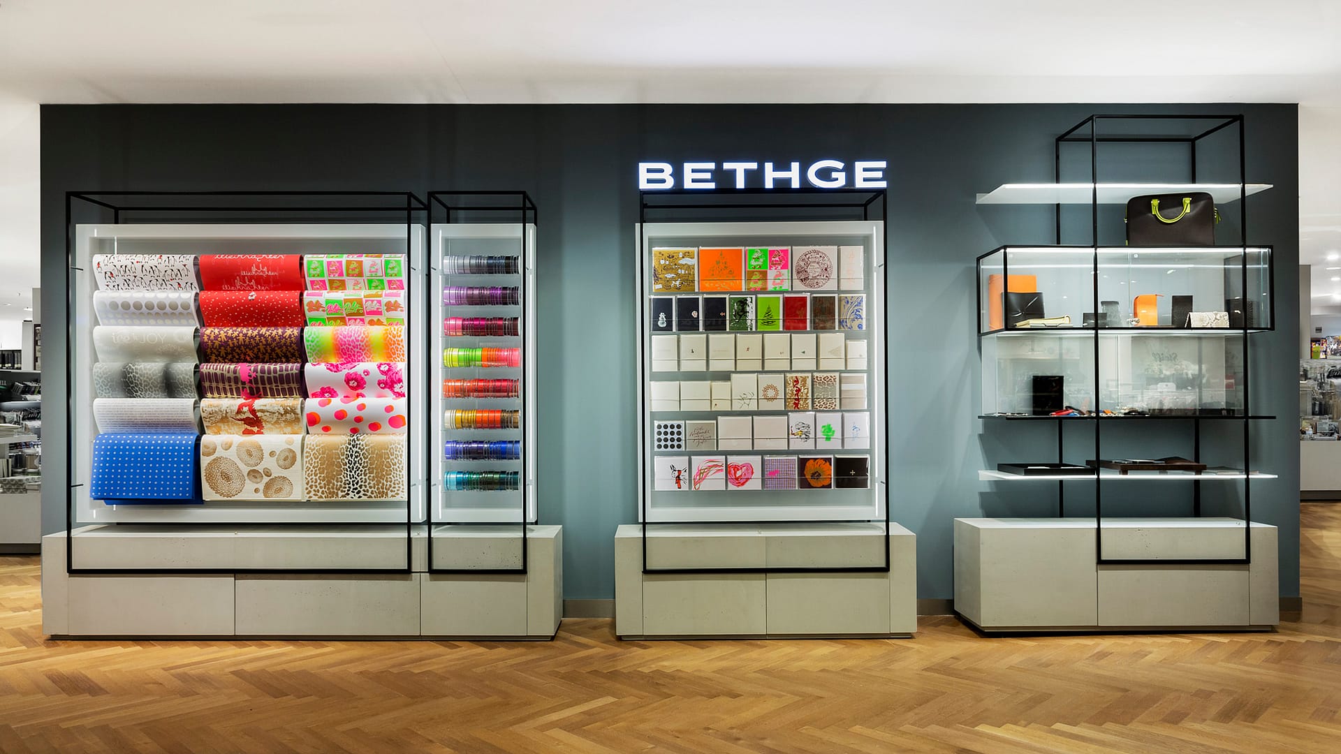 BEING BORN – Bethge im Alsterhaus: Signature Pieces im modularen Retail Design Bethge Shop-in-Shop im Alsterhaus Hamburg. Retail Design von BEING BORN mit modularen Präsentationsmöbeln und Vitrinen, die die Signature Pieces von Bethge, wie Schreibgeräte, Lederwaren und Papeterie in den Fokus rücken.