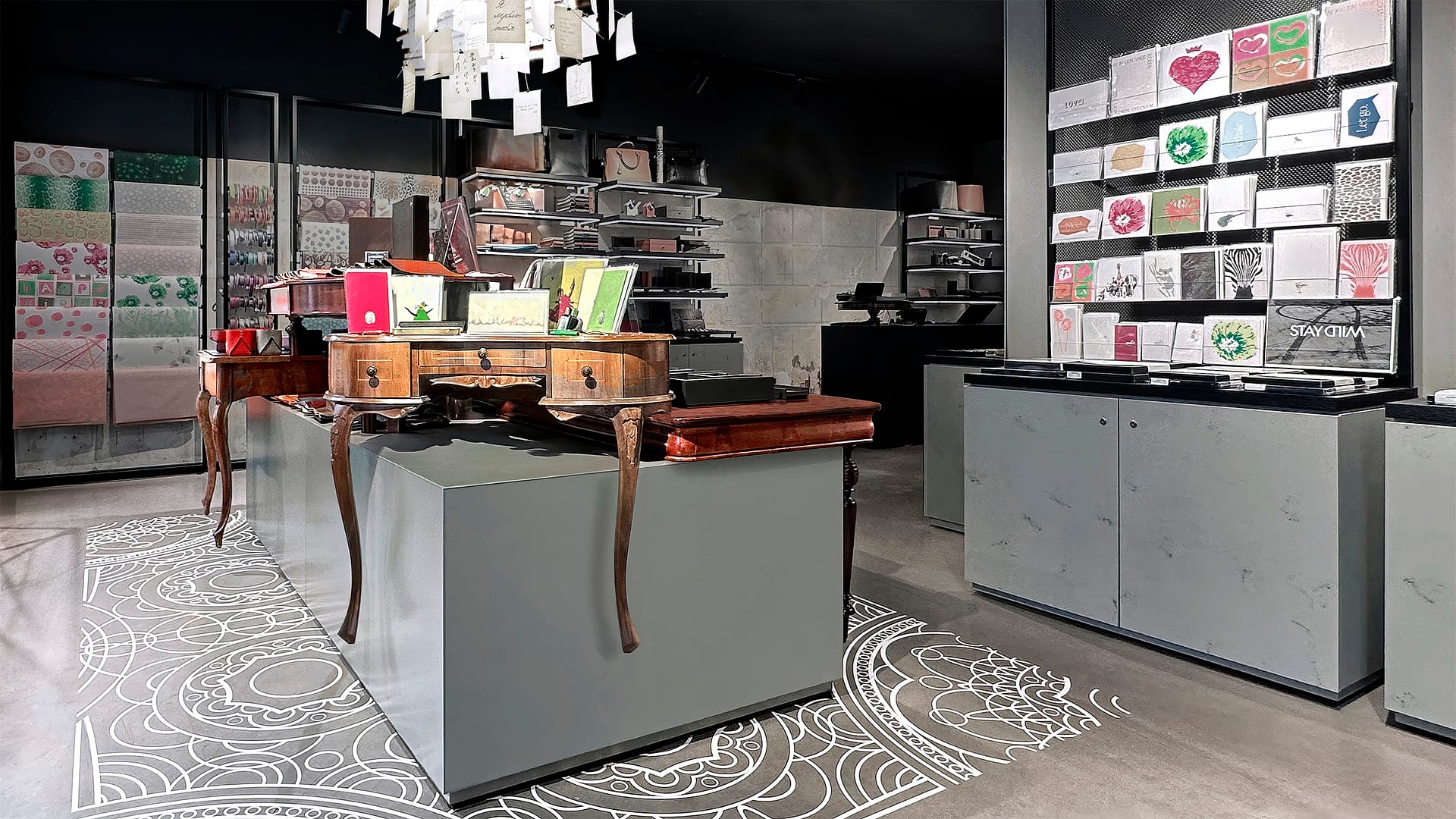Bethge Shop Hamburg – Highlighttisch im Retail Design von BEING BORN, der Kontraste wie Eleganz und Rauheit, Klassik und Moderne zu einer stimmigen Einheit verbindet.