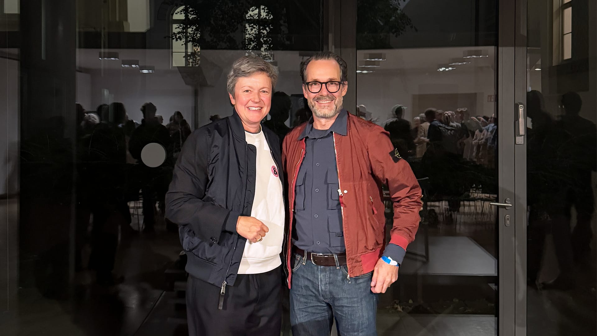 Katja Born und Konstantin Grcic beim Design Talk im MK&G Hamburg über die Kunst des Einfachen und die Zugänglichkeit von gutem Design.