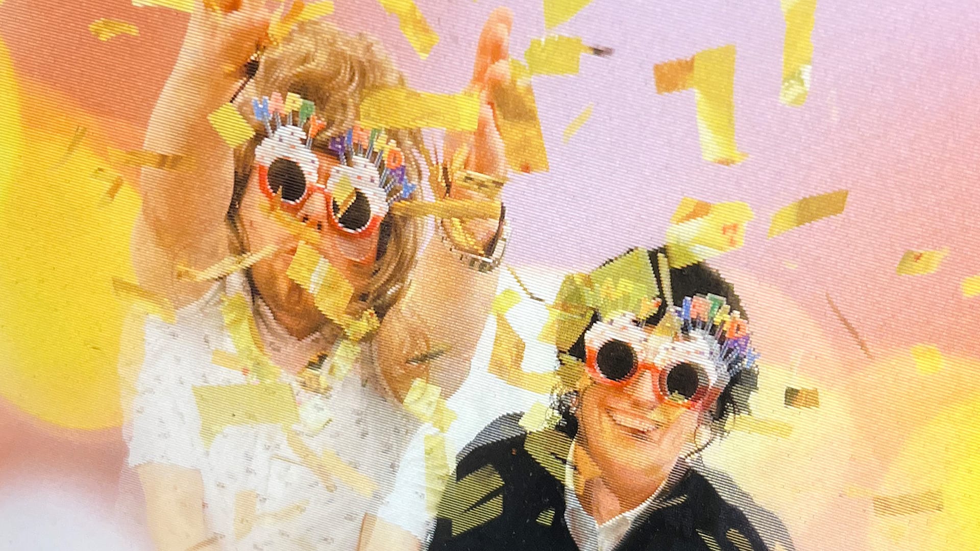 Zoom der Lentikular-Geburtstagskarte von BEING BORN für eightbit experts mit Konfetti und der sichtbaren Struktur des gedruckten Linsenrasterbildes.